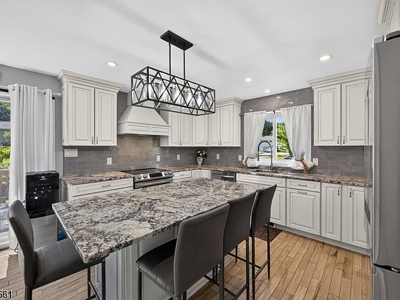 4th image of 14 Meadow Ln