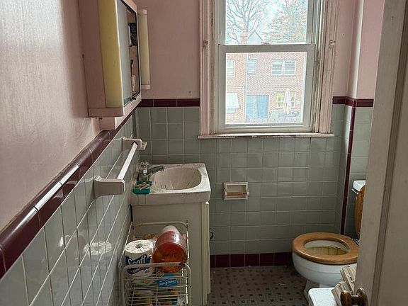 4th image of 1107 E Slocum St