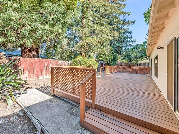 4th image of 1810 Boxwood Dr