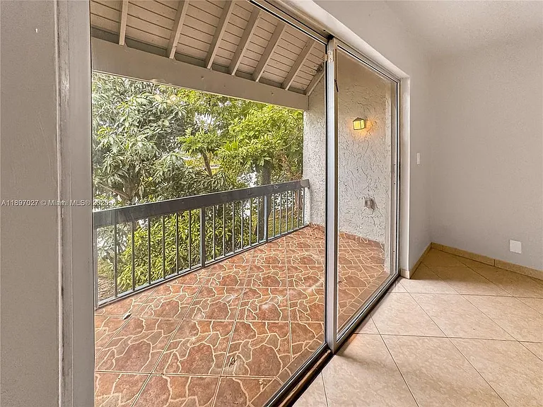 5608 NW 19th St #TOWNHOUSE — Photo 7