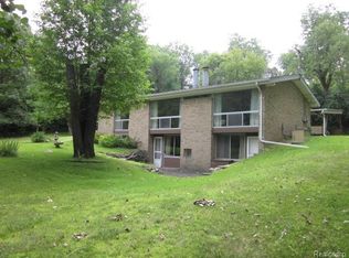 5900 Lost Ln, Rochester, MI 48306