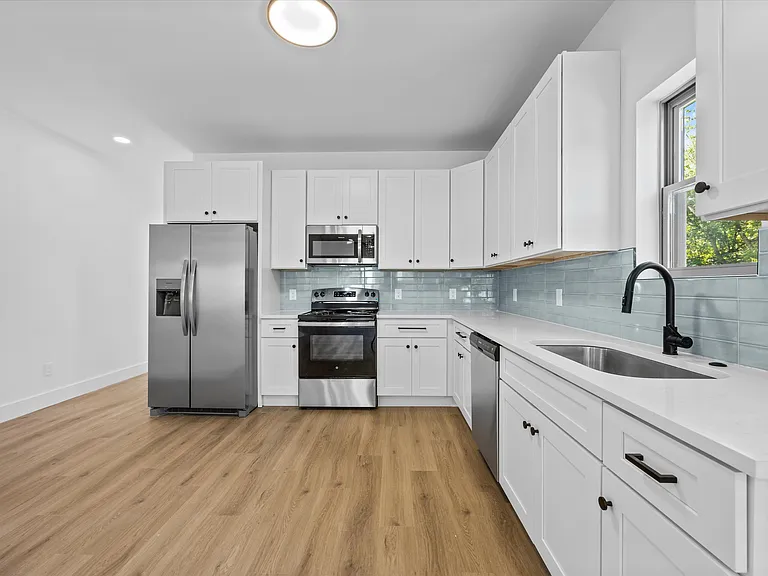 2414 E Glenwood Ave — Photo 4