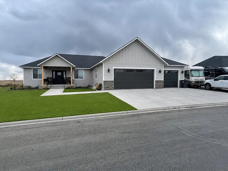 9285 Castlewood Dr SE — Photo 2