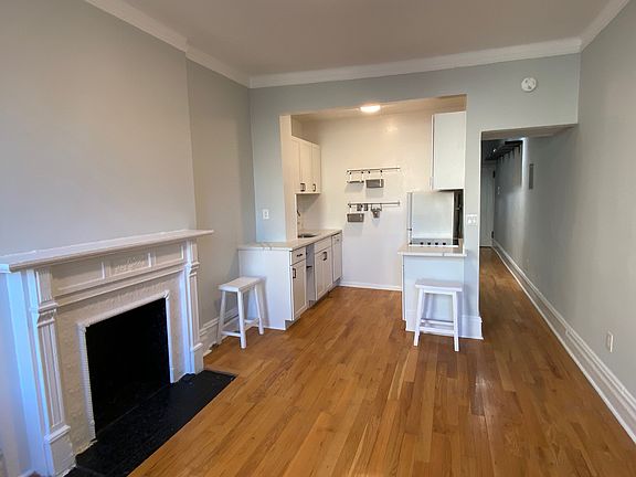 4th image of 264 W 22nd St #19