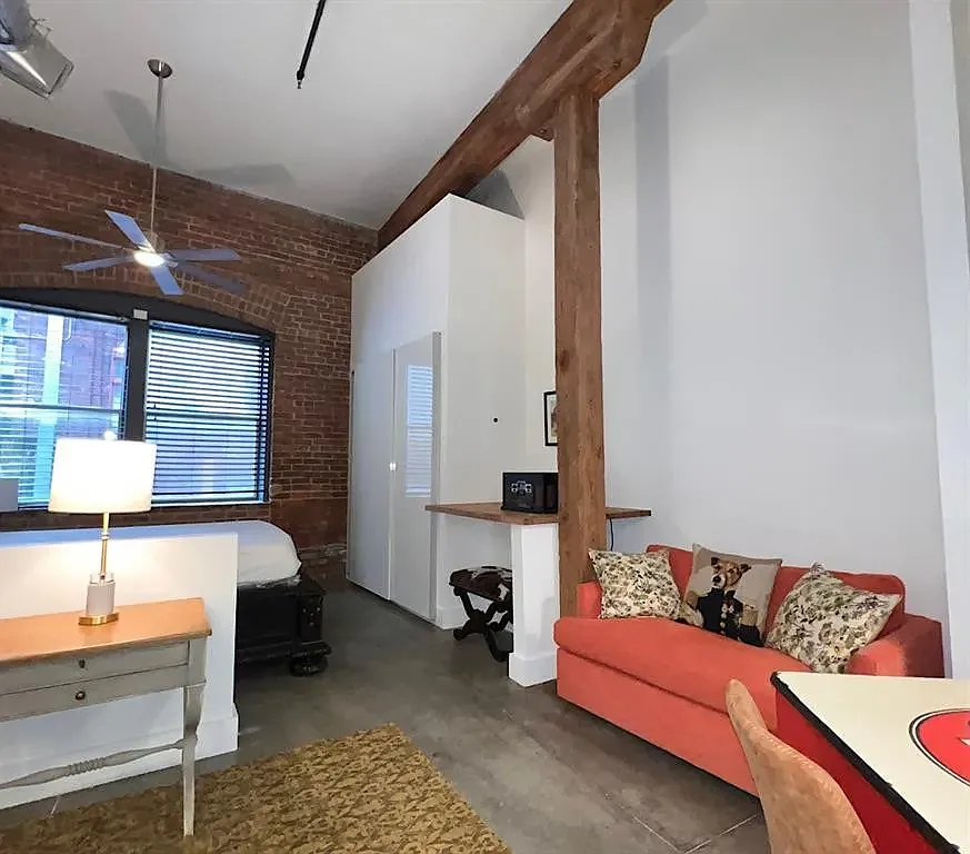 350 Peters St SW — Photo 2