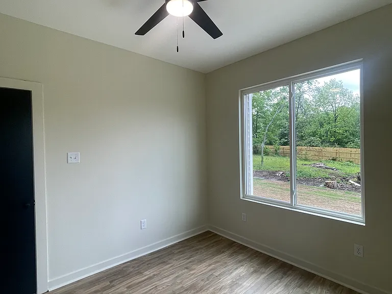 718 W Short 32nd St — Photo 12