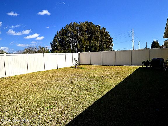 4th image of 977 Trinity St