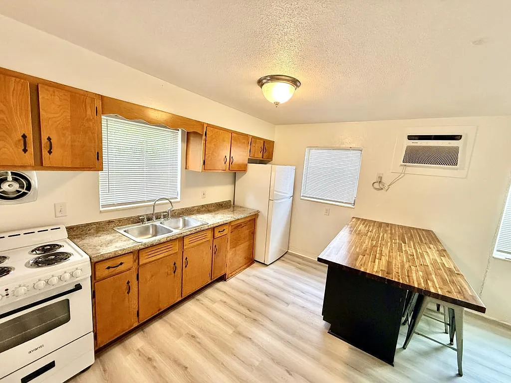 1135 Highland St N — Photo 4