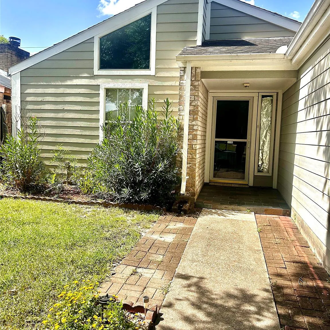 3 bed, 2.0 bath, 1586 sqft, $1,700 — Photo 1