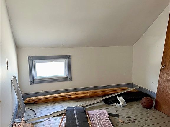 5th image of 498 Durfee St