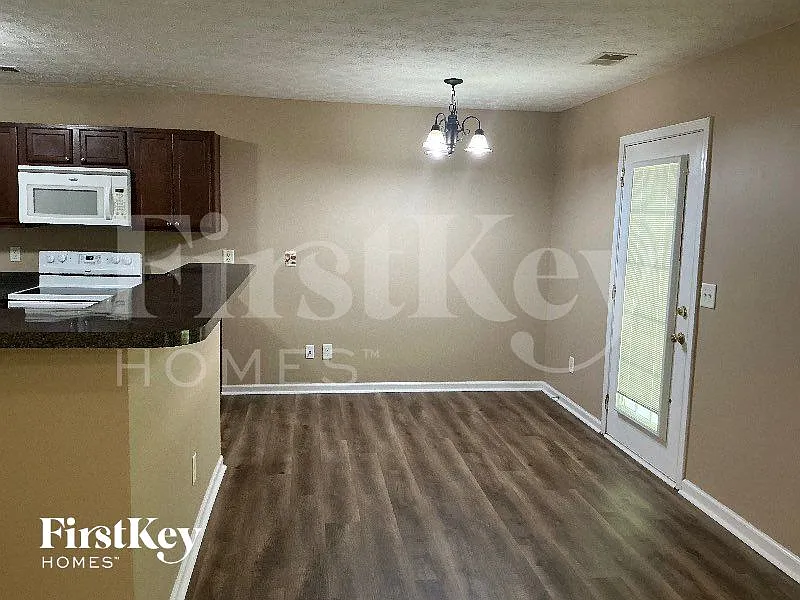 3 bed, 2.0 bath, 1213 sqft, $2,135 — Photo 4