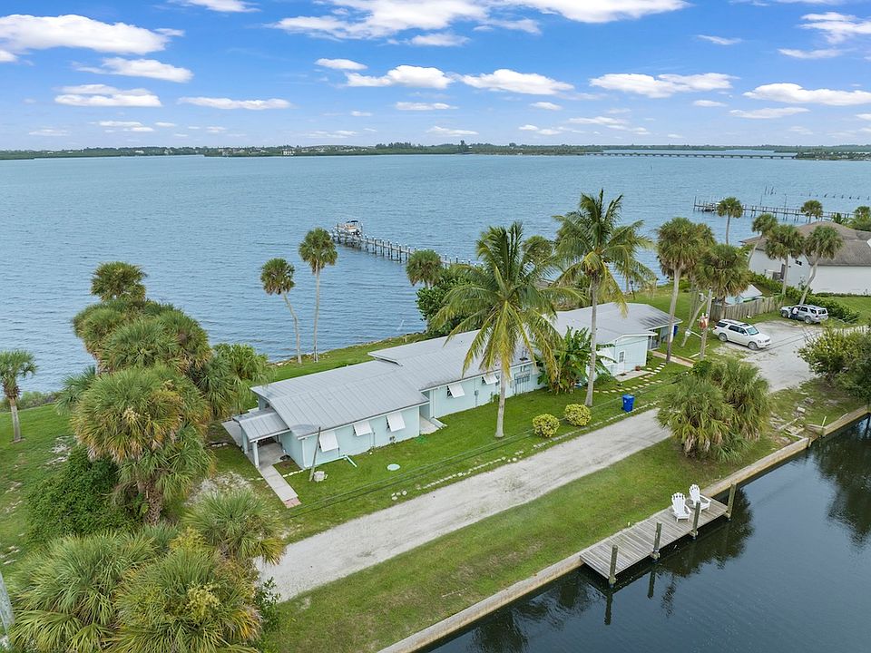 Northernmost end unit, perfectly situated between the Indian River and a small inlet. Separated from unit 2 by a small breezeway.