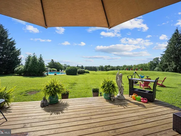 215 E Dark Hollow Rd, Pipersville, PA 18947