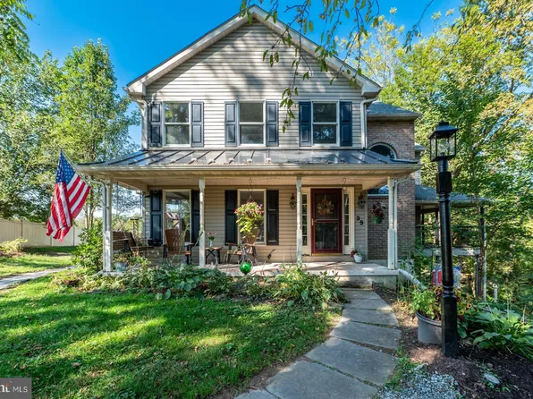 35 Winding Creek Dr, Douglassville, PA 19518