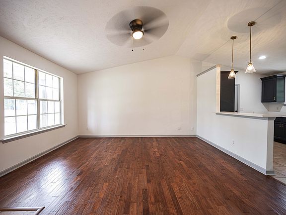 3rd image of 205 Oakmont Dr