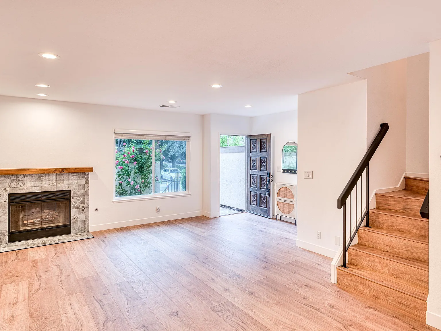 3 bed, 1357 sqft, $4,250 — Photo 4