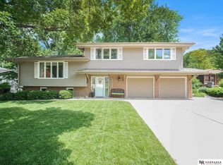 6222 Oakridge Dr, Lincoln, NE 68516