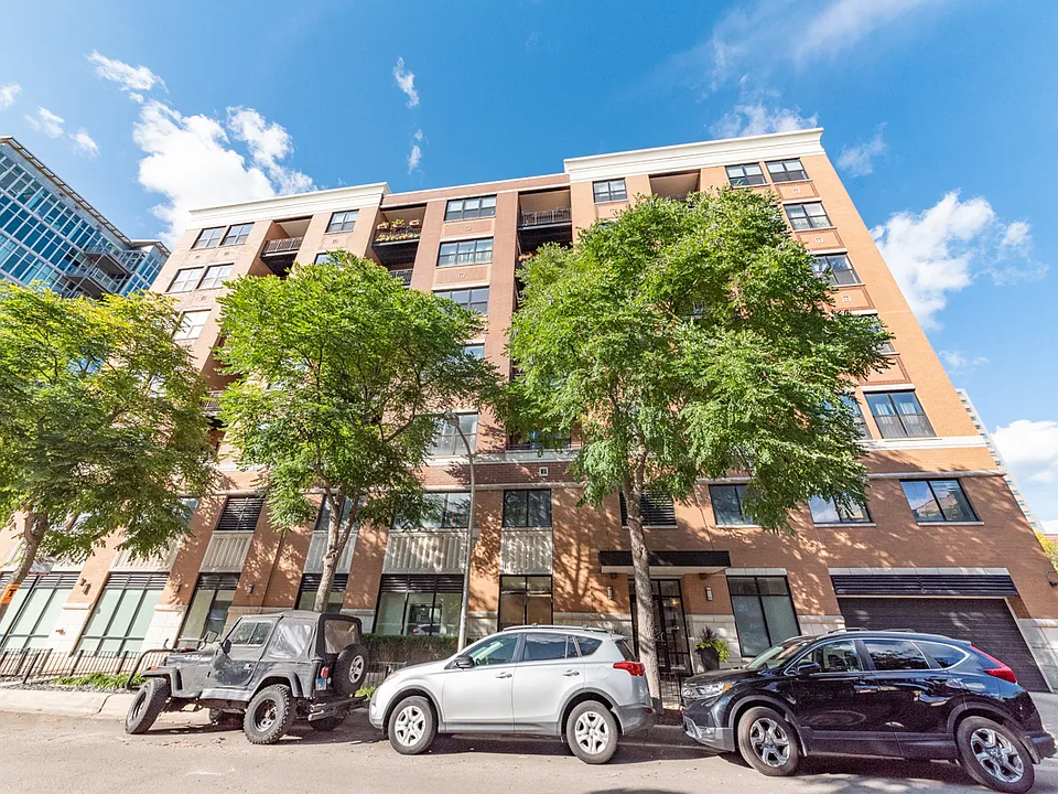 950 W Leland Ave #404