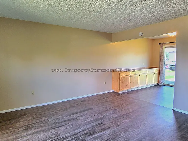504 S 20th Ave — Photo 9