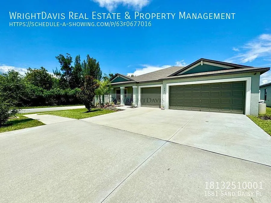 Exquisite 4-bedroom, 2.5-bathroom Home — Photo 2
