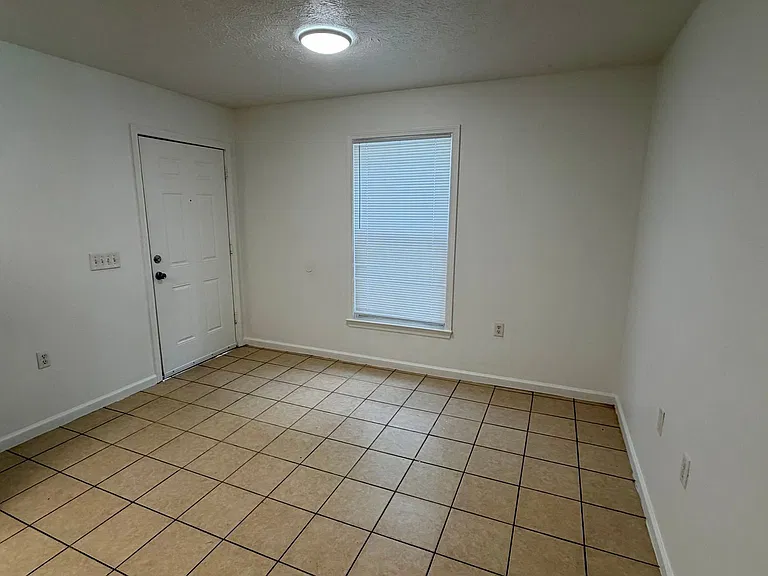 9127 Laird St — Photo 3