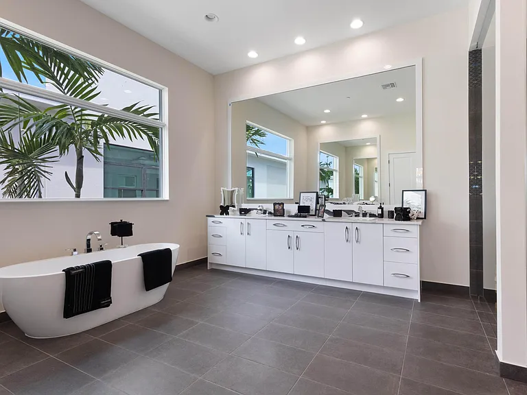 9124 Coral Isles Cir — Photo 43