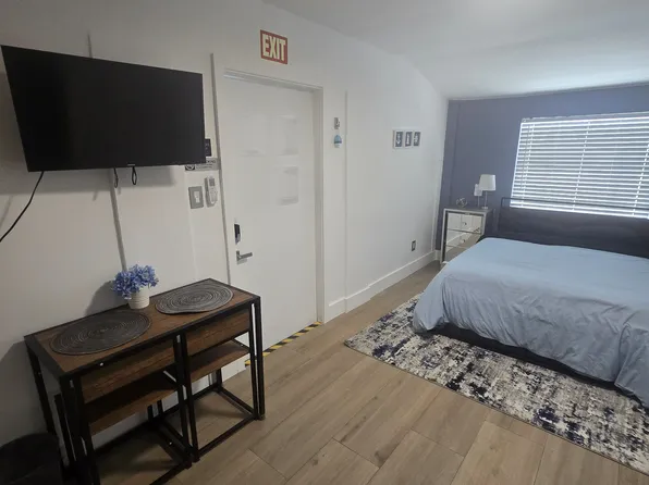 1105 NE 10th St #3, Hallandale, FL 33009