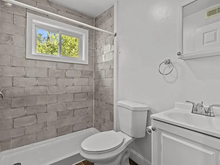 2421 Bolton St #F — Photo 10
