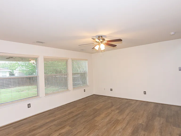 913 Coronation Way — Photo 10