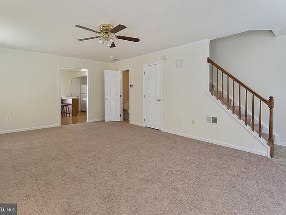 3rd image of 118 Creekside Ct