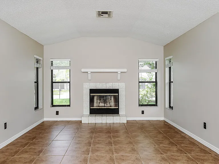 1001 Pond Apple Ct — Photo 3