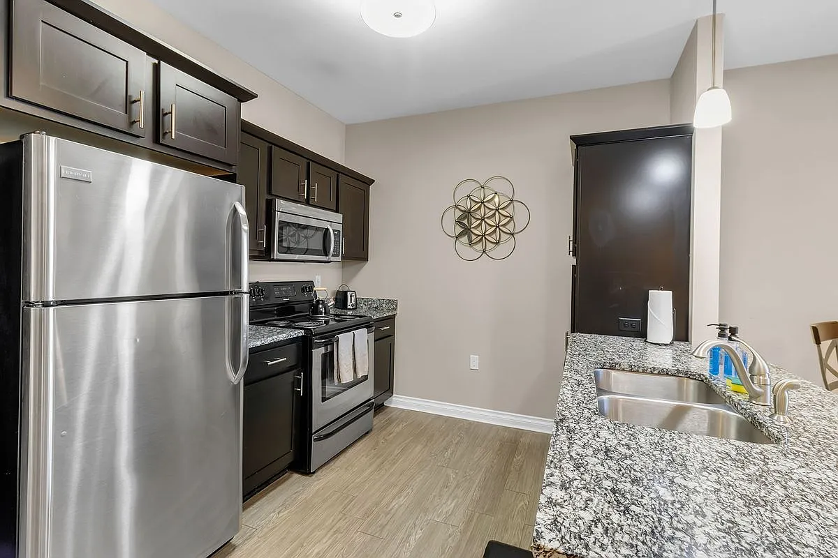1 bed, 1.0 bath, 977 sqft, $1,826 — Photo 1
