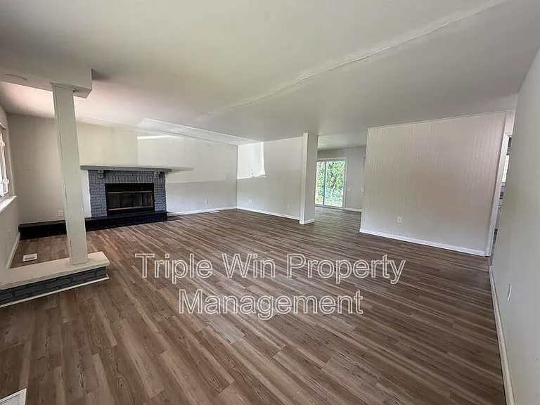 945 Paddock Dr — Photo 4