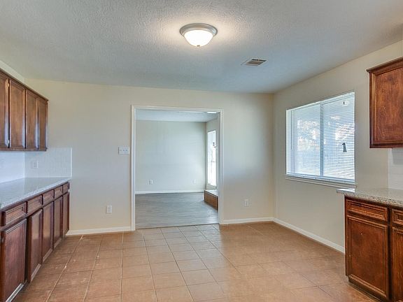 5th image of 2302 Green Valley Dr