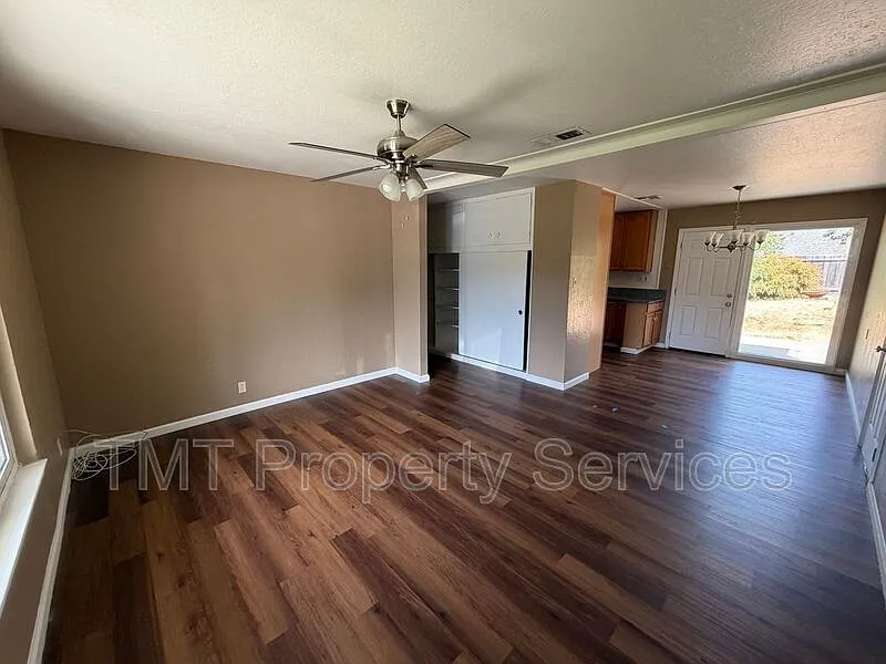 3 bed, 1.0 bath, 897 sqft, $2,400 — Photo 3