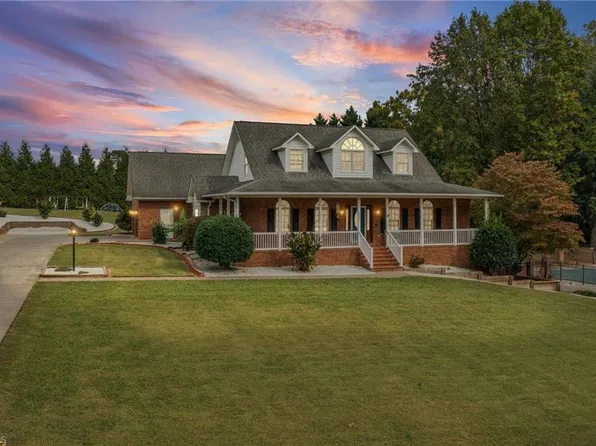 1013 Brookhaven Ln, Yadkinville, NC 27055