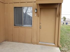 513 W Geneseo St
