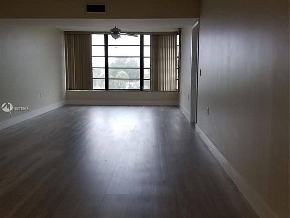 5th image of 1721 Whitehall Dr APT 402