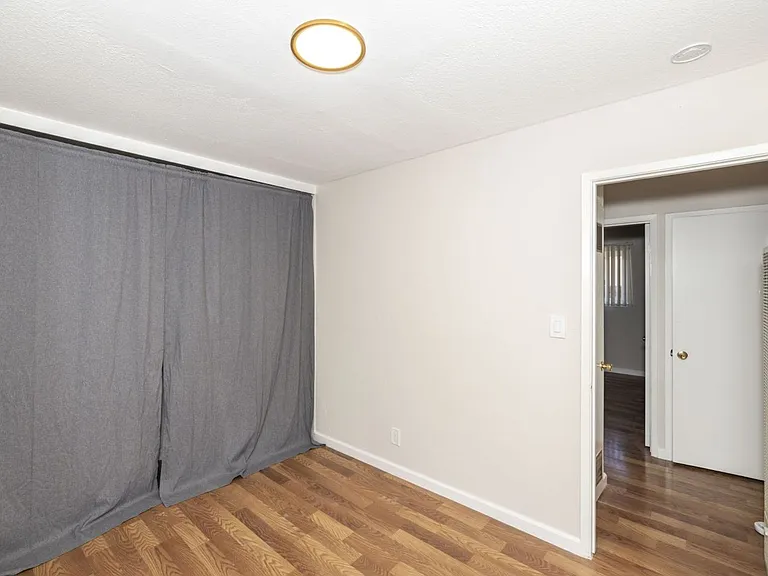 555 Stanford Ave — Photo 6