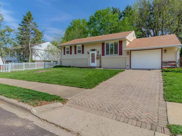 1812 Columbus Dr, Pekin, IL 61554