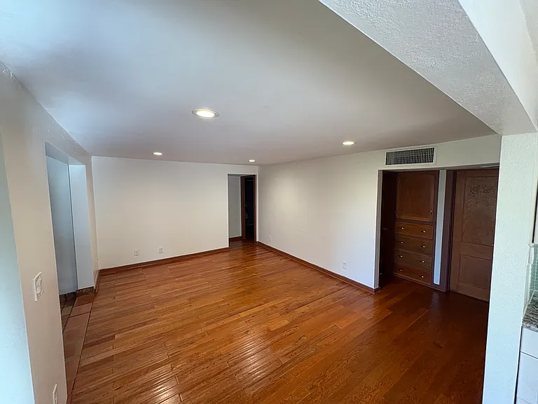 2142 E Clarendon Ave — Photo 25