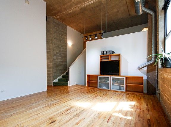 4th image of 1934 N Washtenaw Ave APT 102