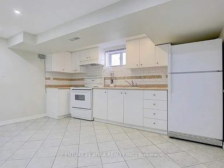 21 Alice Cres — Photo 4
