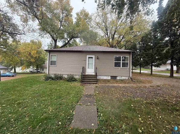 406 Dunham St, Valley Springs, SD 57068
