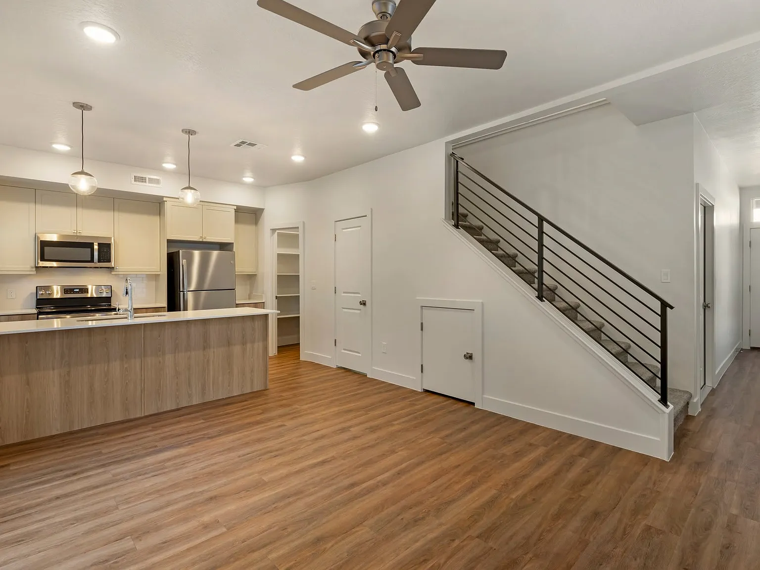3 bed, 2.5 bath, 1425 sqft, $2,250 — Photo 2