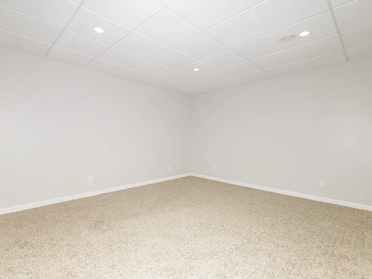 120 Roehampton Ln — Photo 48