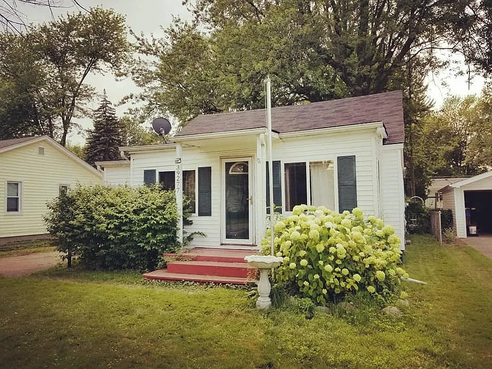 39277 Charbeneau St photo 1