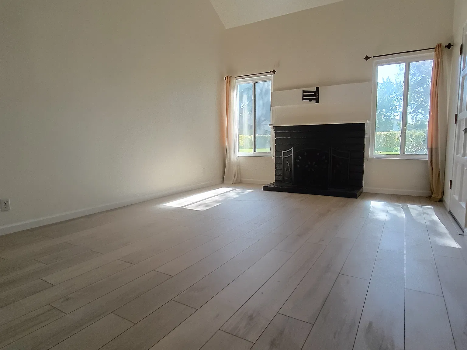 2 bed, 2.5 bath, 1290 sqft, $4,300 — Photo 3