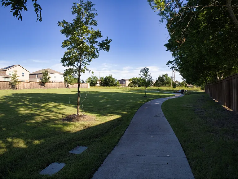605 Grenada Lake Dr — Photo 47