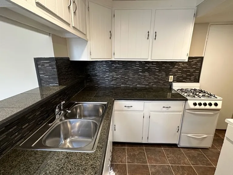 $1795 3 BA, 1 BA Lower Flat with Central Air - Close to UWM - 2500 N Bartlett — Photo 9